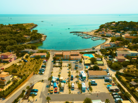 Vista aerea del campeggio Les Tamaris, un villaggio vacanze sulla costa in Provenza-Alpi-Costa Azzurra, Francia.