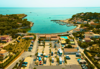 Vista aerea del campeggio Les Tamaris, un villaggio vacanze sulla costa in Provenza-Alpi-Costa Azzurra, Francia.