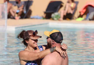 Coppia si diverte in piscina al campeggio Les Tamaris in Provenza-Alpi-Costa Azzurra, Francia.