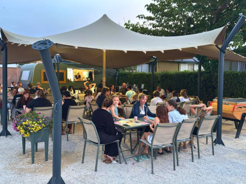 Ospiti che cenano e socializzano sotto il tendone al Campeggio Les Tamaris, Provenza-Alpi-Costa Azzurra.