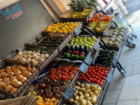 Banco di frutta e verdura al Campeggio Les Tamaris, Provenza-Alpi-Costa Azzurra, Francia, prodotti freschi in mostra.
