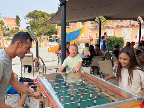 Persone giocano a calcio balilla all’aperto al campeggio Les Tamaris in Provenza-Alpi-Costa Azzurra, Francia.