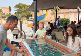 Persone giocano a calcio balilla all’aperto al campeggio Les Tamaris in Provenza-Alpi-Costa Azzurra, Francia.
