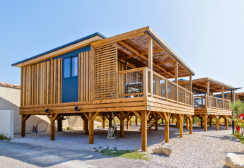 Chalet Premium moderno elevado en el camping Les Tamaris, Francia, con gran terraza de madera.