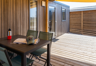 Terrazza esterna del Premium Mobile Home al Campeggio Les Tamaris, Francia, con tavolo e sedie.