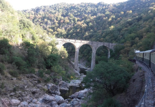 Vista da un treno storico su un viadotto di pietra presso Ushuaïa Villages Le Viaduc, Francia.