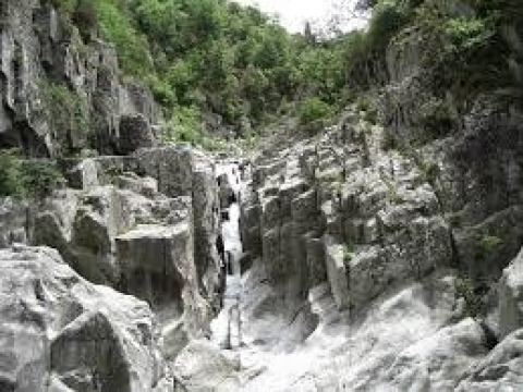 Gola rocciosa con corso d'acqua e vegetazione a Ushuaïa Villages Le Viaduc, Auvergne-Rhône-Alpes, Francia.