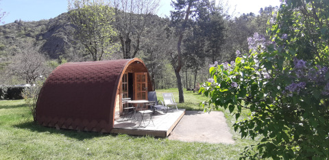 Pod con terrazza al campeggio Ushuaïa Villages Le Viaduc in Francia, circondato dalla natura.
