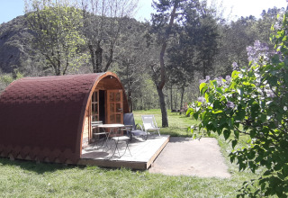 Pod con terrazza al campeggio Ushuaïa Villages Le Viaduc in Francia, circondato dalla natura.