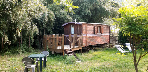 Billede af en lille vognhytte med terrasse og havemøbler på Campsite Ushuaïa Villages Le Viaduc i Frankrig.