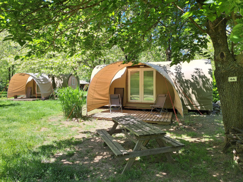 Safari tent Coco Sweet at Campsite Ushuaïa Villages Le Viaduc in France, surrounded by trees and greenery.