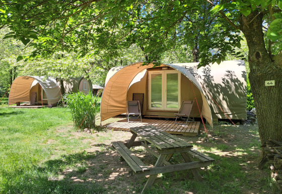 Safari tent Coco Sweet at Campsite Ushuaïa Villages Le Viaduc in France, surrounded by trees and greenery.