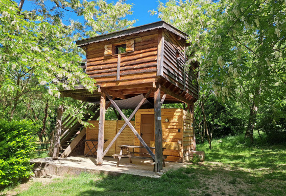 Baumhaus am Campingplatz Ushuaïa Villages Le Viaduc in Frankreich, umgeben von Bäumen und Natur.