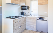 Angolo cottura moderno nel Premium Mobile Home al Campeggio Les Tamaris, Francia, con lavastoviglie.