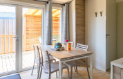 Helles Esszimmer im Premium Mobile Home am Campingplatz Les Tamaris mit Terrasse und modernen Möbeln.