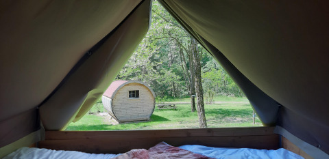 Uitzicht vanuit een safaritent op de Bivouac-tent op camping Ushuaïa Villages Le Viaduc in Frankrijk.
