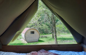 Vue de l'intérieur d'une tente safari sur la tente Bivouac au camping Ushuaïa Villages Le Viaduc en France.