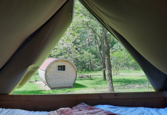 Vista dall’interno di una tenda safari presso la tenda Bivouac al campeggio Ushuaïa Villages Le Viaduc, Francia.