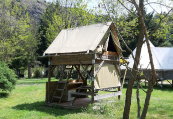 Bivouac safari tent at Campsite Ushuaïa Villages Le Viaduc in France, set among trees and greenery.