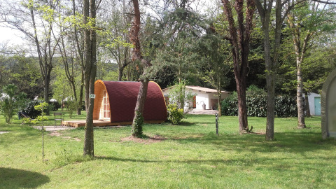 Pod al campeggio Ushuaïa Villages Le Viaduc in Francia, immerso nel verde tra alberi e prato.