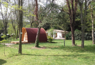 Pod al campeggio Ushuaïa Villages Le Viaduc in Francia, immerso nel verde tra alberi e prato.