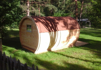 Foto af podden 'Barrel' på Campsite Ushuaïa Villages Le Viaduc i Frankrig, omgivet af frodig natur.