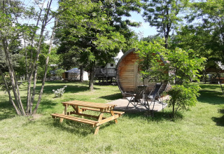 Outdoor view of the 'Barrel' pod at Campsite Ushuaïa Villages Le Viaduc in France, surrounded by trees.