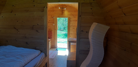 Interieur van de pod 'Barrel' op Ushuaïa Villages Le Viaduc in Frankrijk, zicht op de deur.