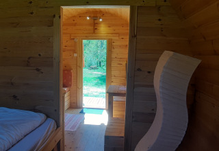 Interieur van de pod 'Barrel' op Ushuaïa Villages Le Viaduc in Frankrijk, zicht op de deur.