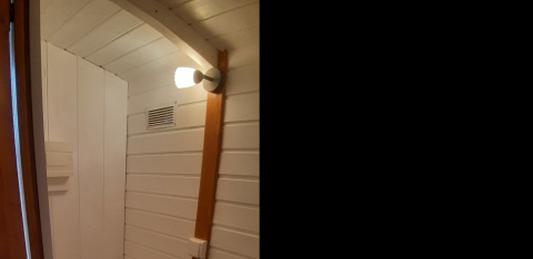 Indvendig hjørne af en træhytte på Tiny wagon ved Ushuaïa Villages Le Viaduc campingpladsen i Frankrig.