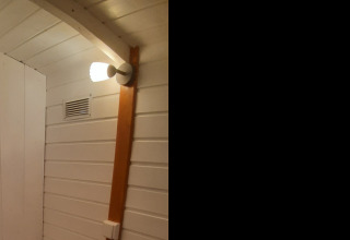 Indvendig hjørne af en træhytte på Tiny wagon ved Ushuaïa Villages Le Viaduc campingpladsen i Frankrig.