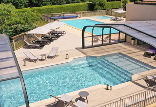 Villaggio turistico con due piscine, lettini e ombrelloni al campeggio La Nouvelle Croze in Nouvelle-Aquitaine.