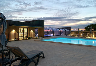 Piscina esterna al tramonto nel campeggio La Nouvelle Croze in Nouvelle-Aquitaine, Francia.
