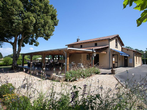 Foto del campeggio La Nouvelle Croze in Nouvelle-Aquitaine, Francia, con terrazza e vegetazione intorno.