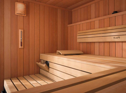 Sauna con pannelli e panca in legno chiaro, fotografata nel campeggio La Nouvelle Croze in Nuova Aquitania, Francia.
