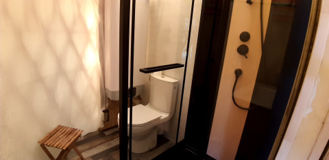 Bagno con WC e doccia all’interno di una yurta al Campsite Ushuaïa Villages Le Viaduc, Francia.