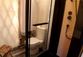 Bagno con WC e doccia all’interno di una yurta al Campsite Ushuaïa Villages Le Viaduc, Francia.