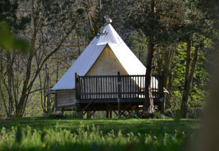 Tipi Lodge nel campeggio Ushuaïa Villages Le Viaduc in Francia, circondata da alberi e natura.