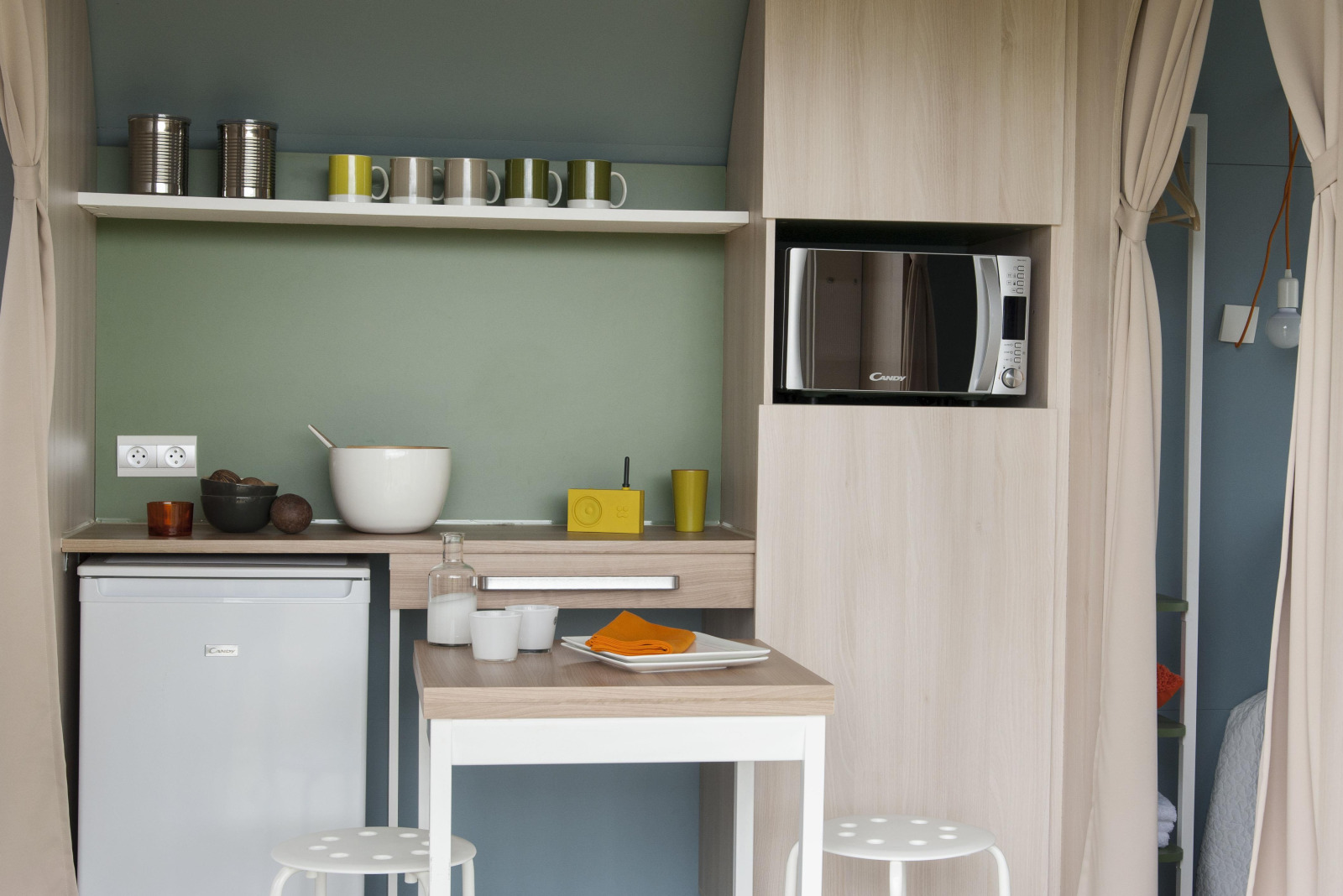 Kleine kitchenette in een Coco Sweet safaritent op Camping Ushuaïa Villages Le Viaduc in Frankrijk.