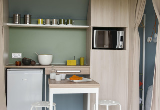 Small kitchenette in a Coco Sweet safari tent at Campsite Ushuaïa Villages Le Viaduc in France.