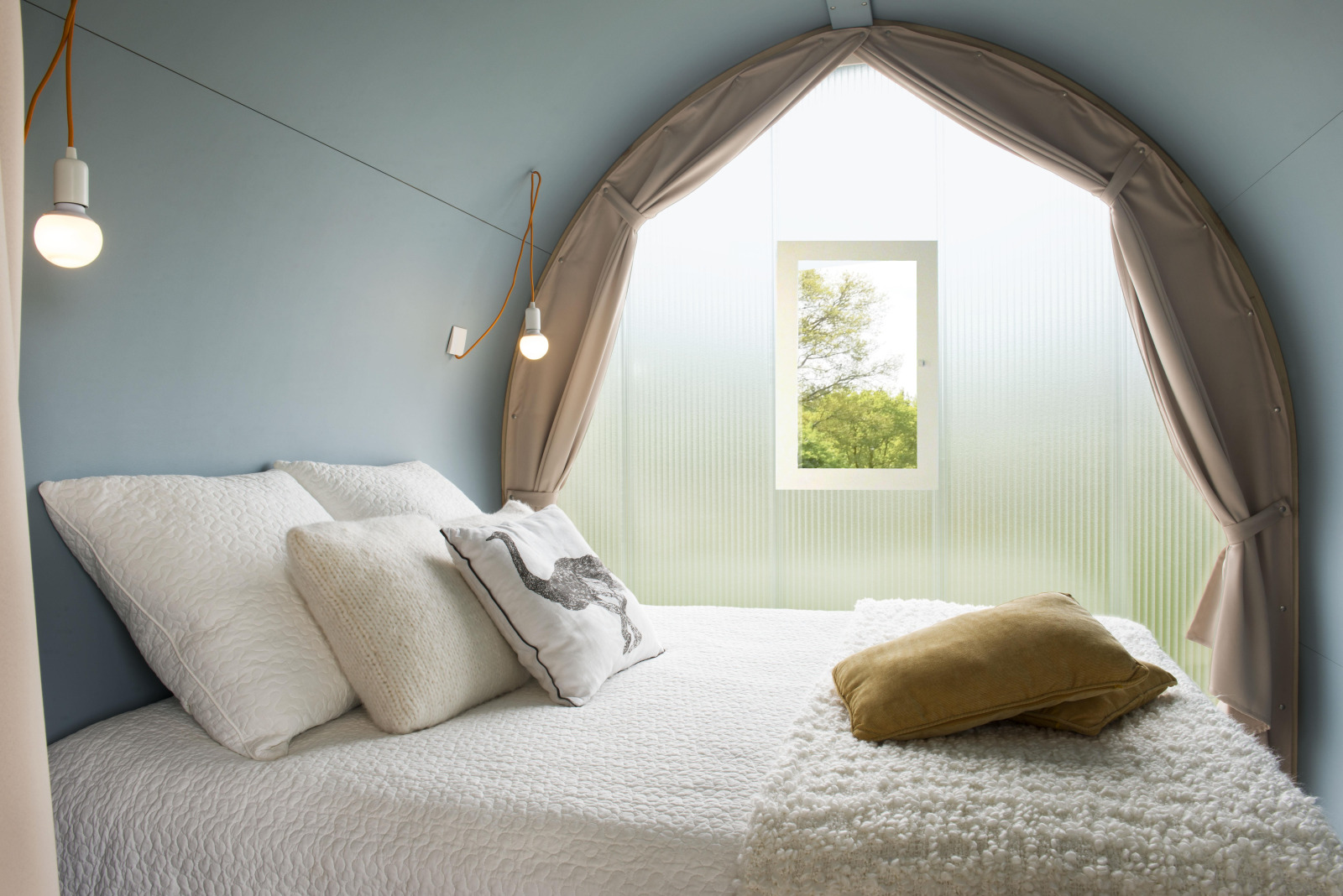 Interieur van de Coco Sweet safaritent op camping Ushuaïa Villages Le Viaduc in Frankrijk.
