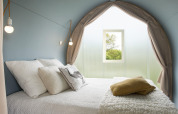 Vue intérieure de la tente safari Coco Sweet au camping Ushuaïa Villages Le Viaduc en France.