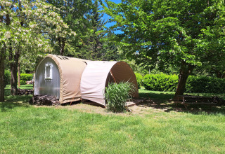 Tienda safari «Coco Sweet» en el camping Ushuaïa Villages Le Viaduc en Francia, rodeada de naturaleza.