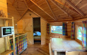 Vue intérieure d’un chalet en bois Finnish kota au camping Ushuaïa Villages Le Viaduc en France.