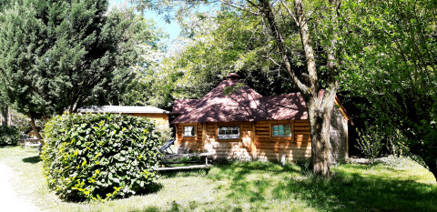 Chalet en bois de style kota finlandais entouré d’arbres verts au Ushuaïa Villages Le Viaduc, France.
