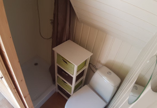 Lille badeværelse i Magic Hut, Ushuaïa Villages Le Viaduc, Frankrig, med bruser og toilet.