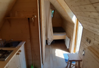 Indvendig udsigt af det lille træhus Magic hut ved Campsite Ushuaïa Villages Le Viaduc i Frankrig.