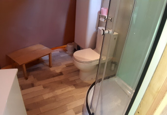 Bagno nel dome Wigwam al campeggio Ushuaïa Villages Le Viaduc in Francia, con doccia e WC.