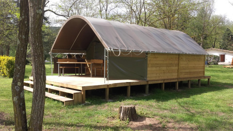 Safari telt kaldet Kibo på Campsite Ushuaïa Villages Le Viaduc, Frankrig, med træterrasse i naturen.