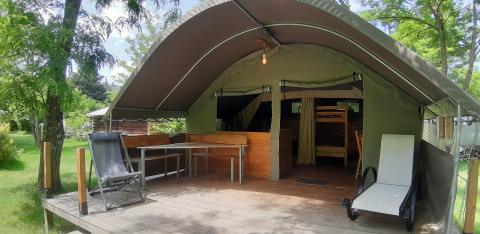 Safari telt Kibo på Campsite Ushuaïa Villages Le Viaduc i Frankrig, med terrasse, borde og stole.